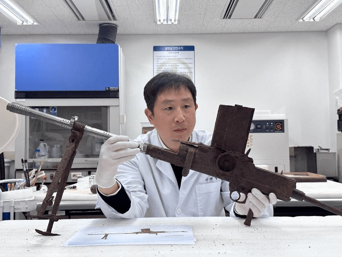 “수통에 총탄 흔적 9곳, 네 발은 관통했다는 뜻”…6.25 전사자의 삶, 되살려내는 이&nbsp;남자