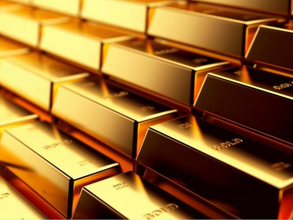Gold edges down as dollar firms; investors eye US economic&nbsp;data
