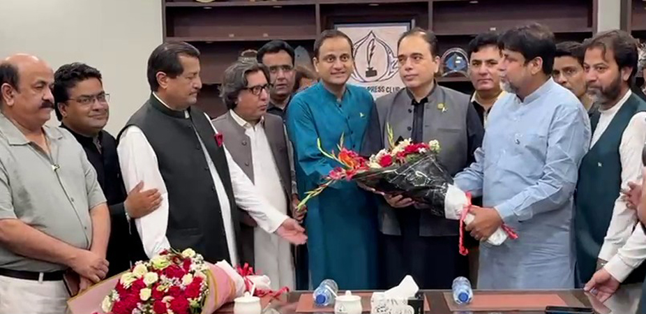 Mayor Karachi cuts I-Day cake with&nbsp;journalists