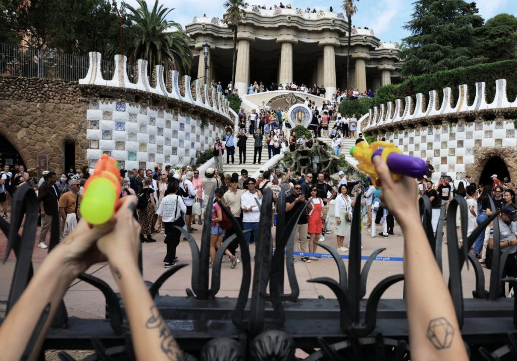 Activists Fire Water Guns at Tourists in Barcelona Anti-Tourism&nbsp;Protest