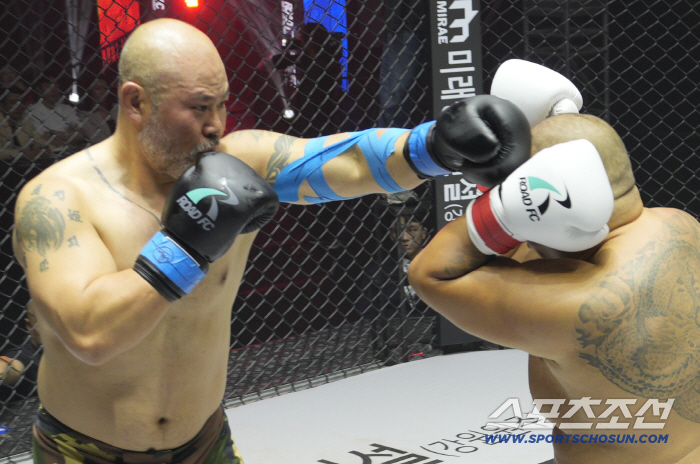 Actor Kang Punch, Fighter Geum Gwang-San, 112kg Giant, Secures KO&nbsp;Victory