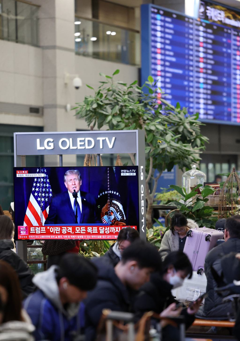 UAE Airlines Restart Limited Flights as Middle East Airspace&nbsp;Closes