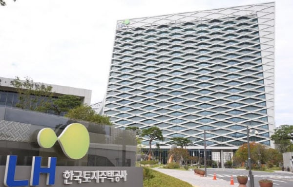 93,000 Await Limited Public Rental Housing&nbsp;Slots