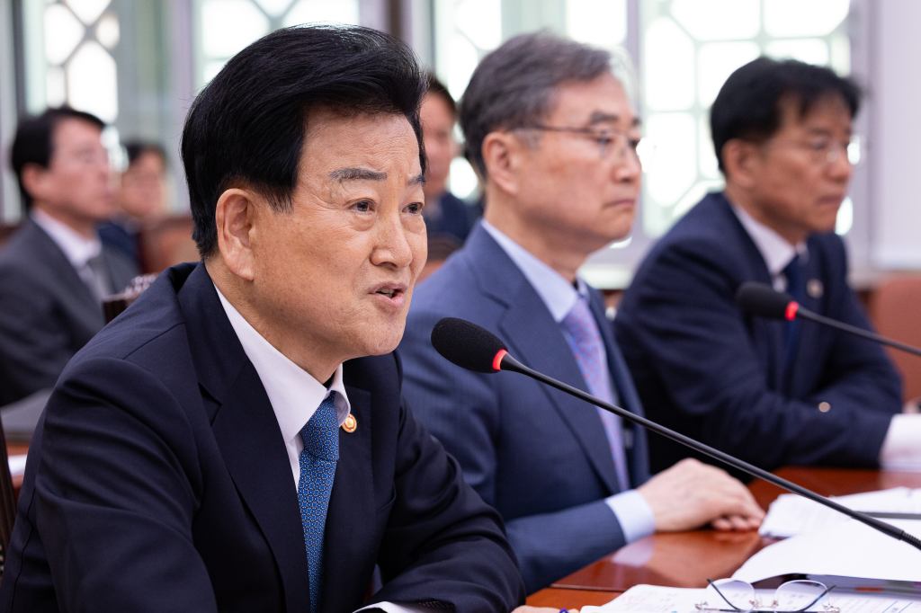 Editorial: Haste Toward North Korea: Repeated Missteps by Unification&nbsp;Minister