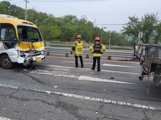 Village Bus Crashes Into Cargo Truck, 17 Injured in&nbsp;Hwaseong