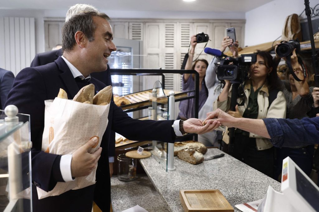 French PM’s Bakery Visit Triggers Labor&nbsp;Outcry