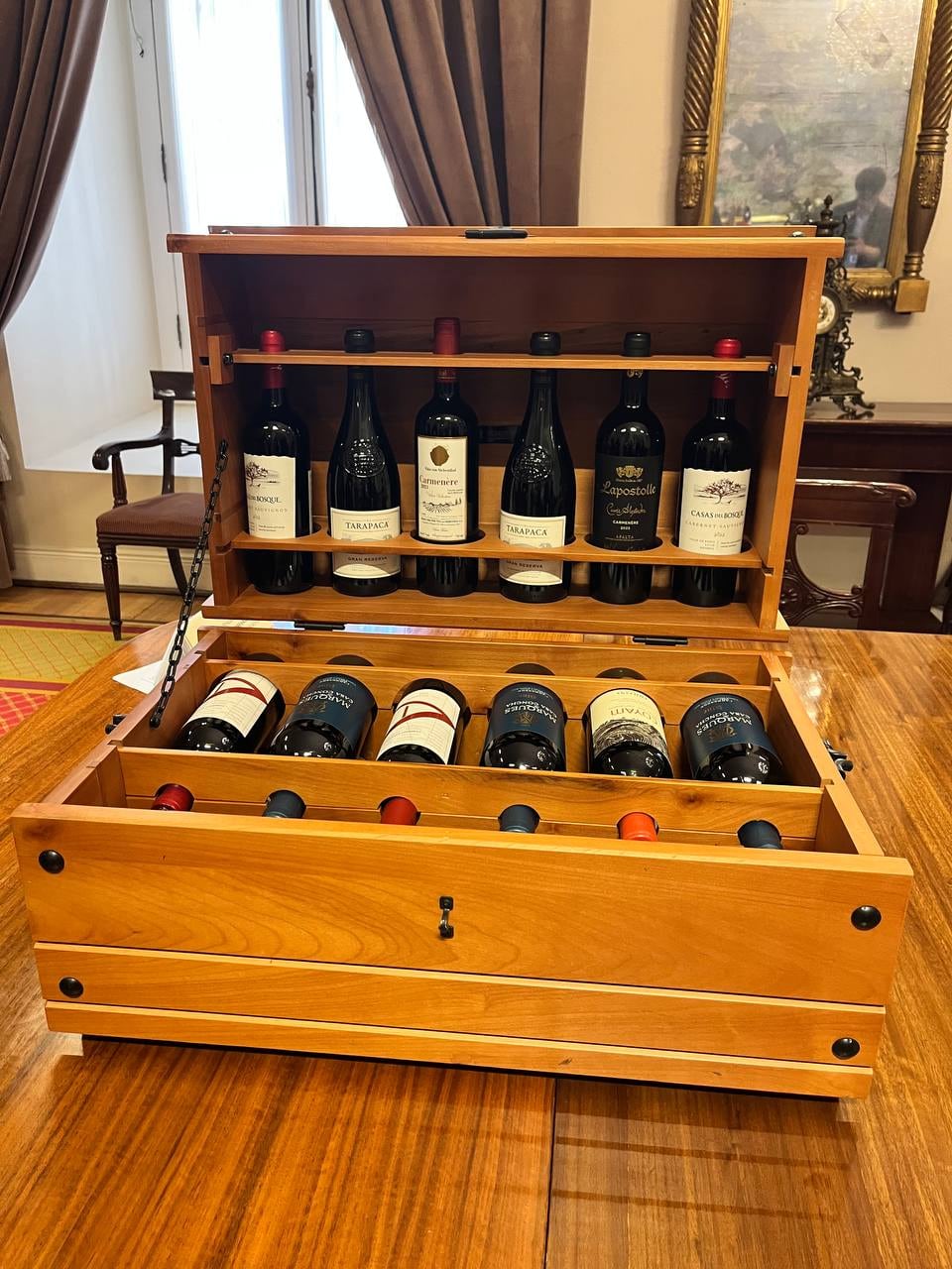 Lee Jae Myung Presents Joseon Lacquerware and Wine Glasses to Chilean&nbsp;Leader