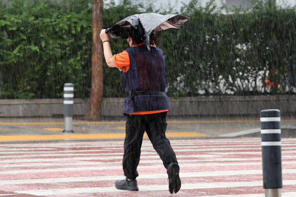 Cloudy skies, scattered showers nationwide with highs up to&nbsp;32°C
