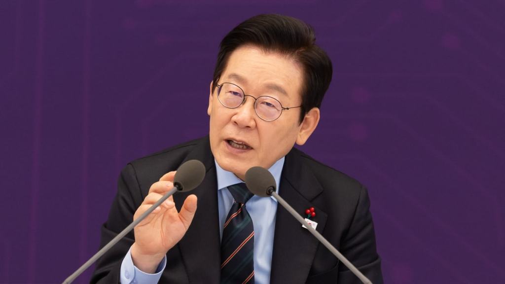 Lee Jae Myung’s approval rating enters 30%&nbsp;range