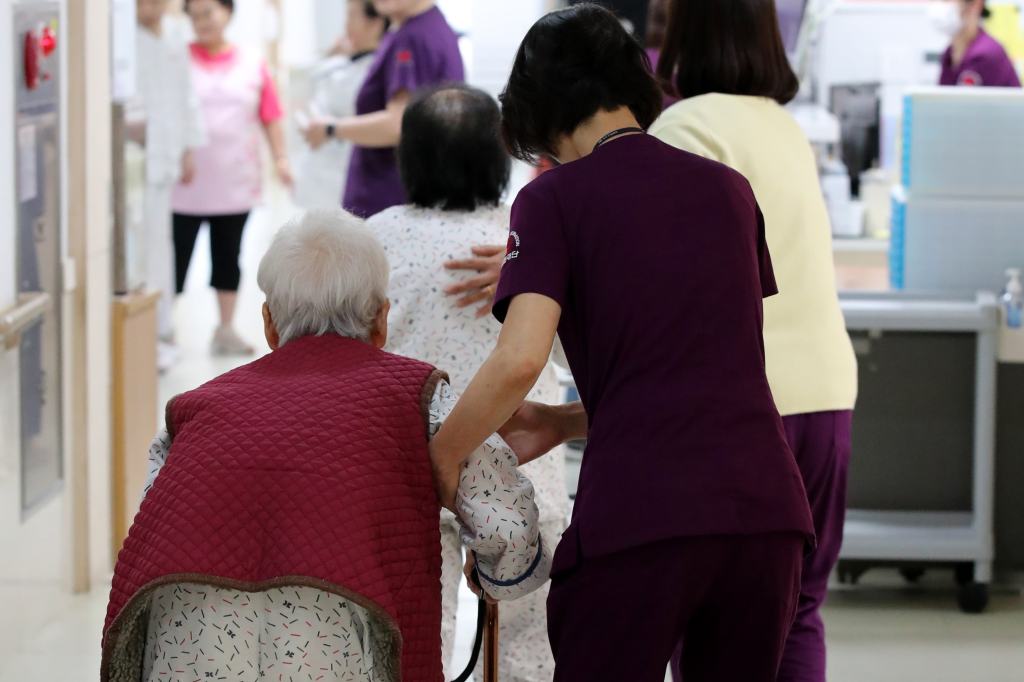 Government develops caregiving part-time app to ease nursing staff&nbsp;shortages
