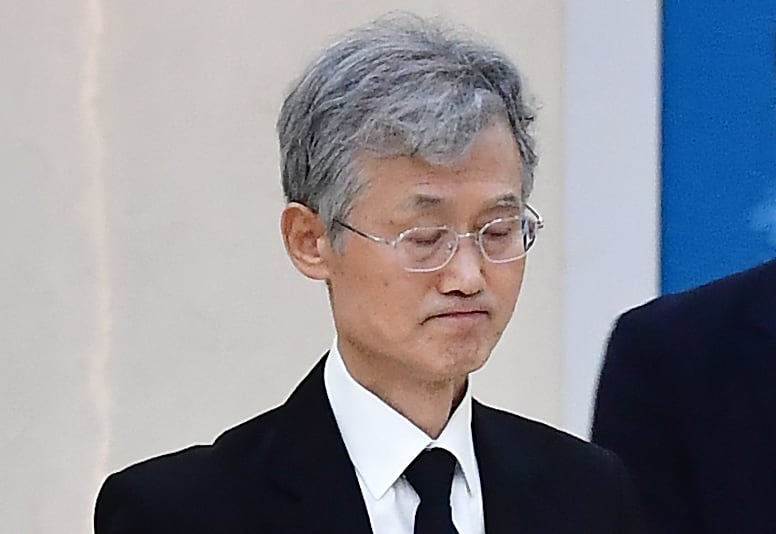 Chief of staff Kang visits Chief Justice Jo’s father’s funeral