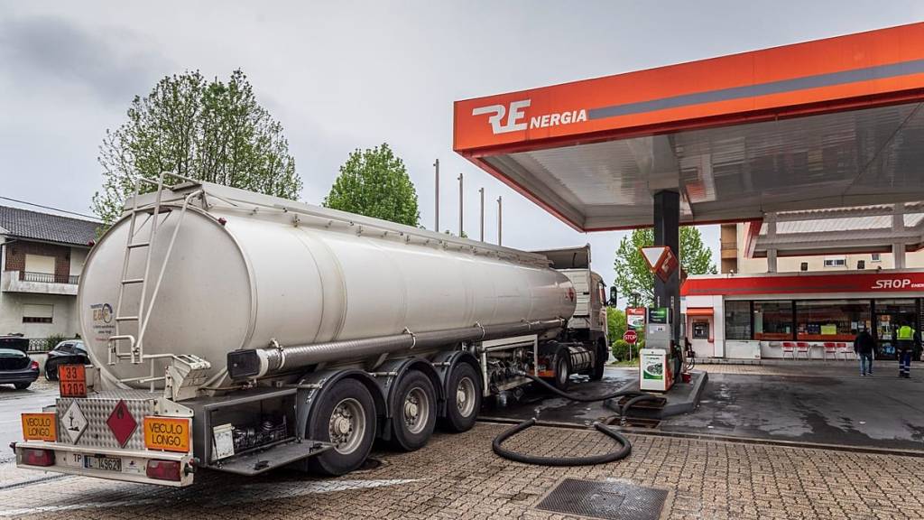 Fuel prices above €2 per litre: Who will foot the biggest bill in&nbsp;Portugal?