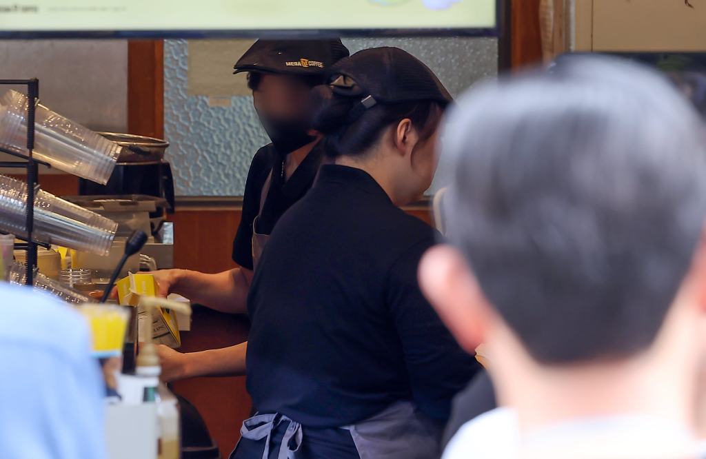 Non-regular workers reach 38.5%, wage gap widens to 2 million won